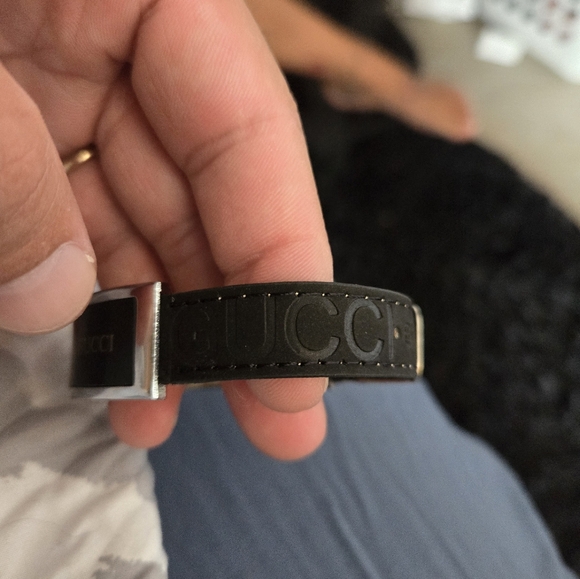 Gucci quartz silver and black watch. - Picture 4 of 11